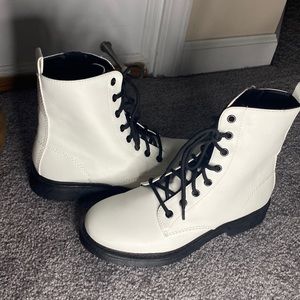 Time and true women’s size 9 white boots